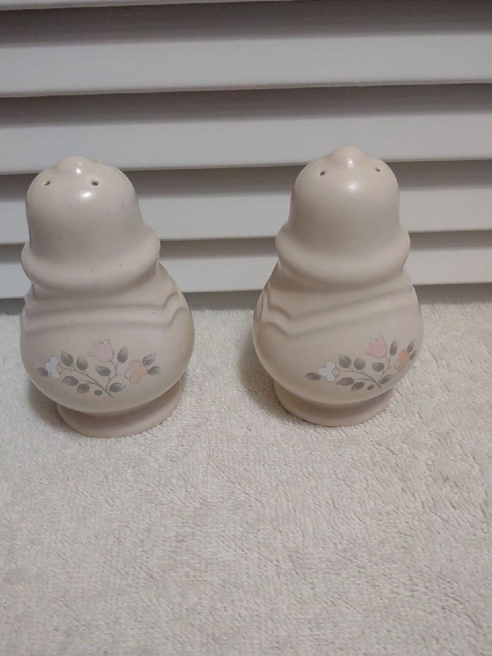 Pfaltzgraff Remembrance floral salt and pepper stoneware shakers set pair